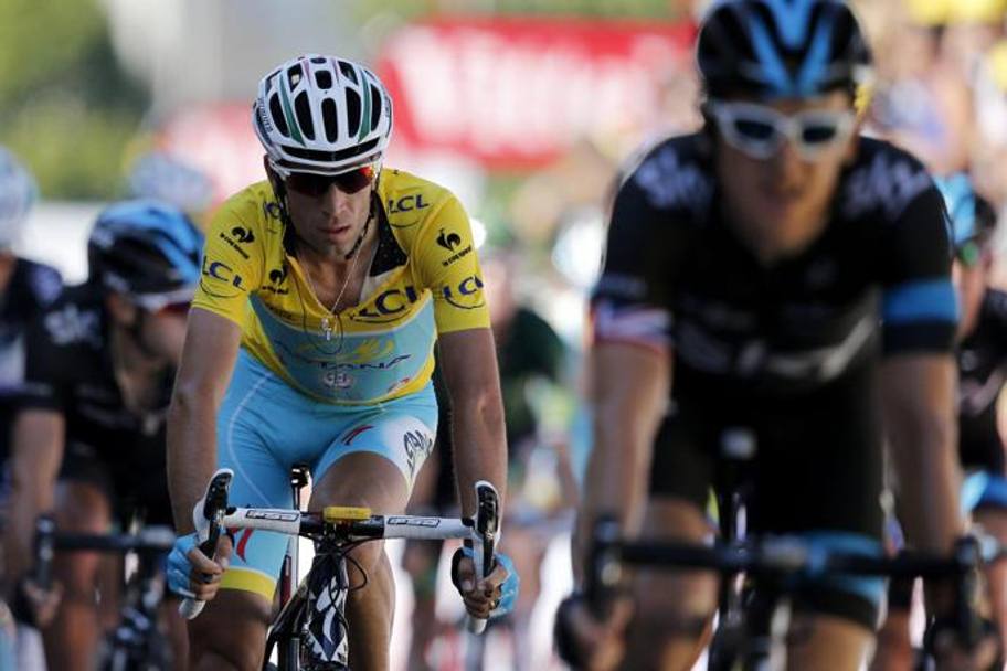 Vincenzo Nibali, in maglia gialla, controlla la situazione. EPA